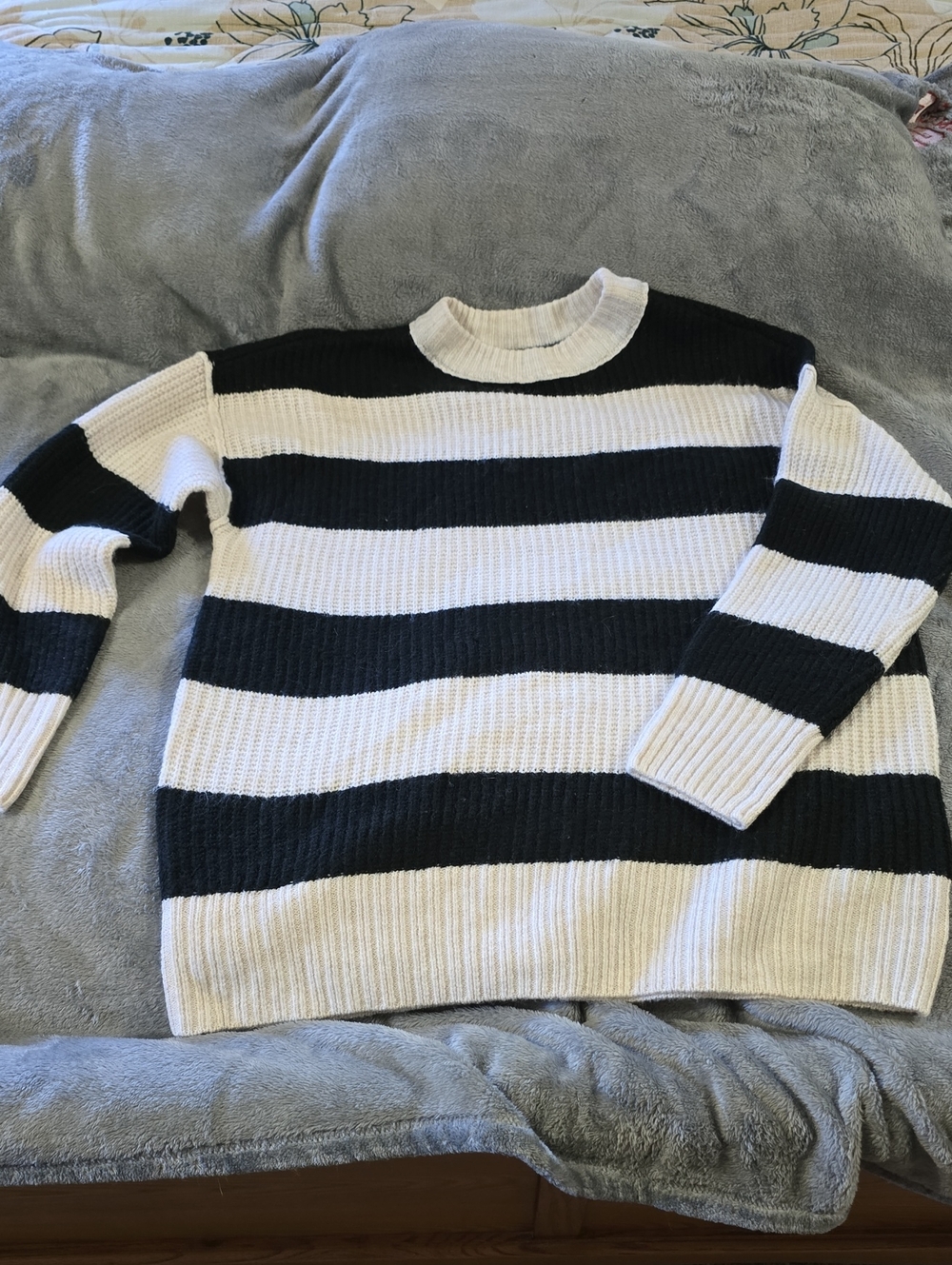 Arizona Jean Company Black and White Striped Crewneck Sweater